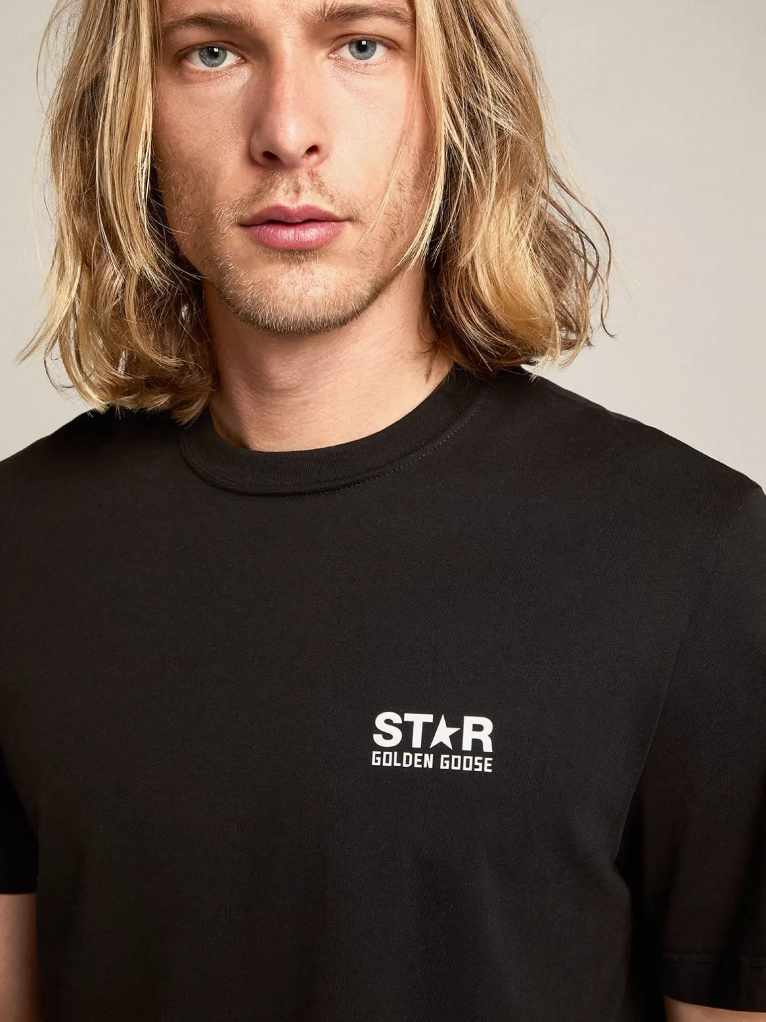 Shop Camiseta masculina preta com logo e estrela brancos em contraste Camisetas
