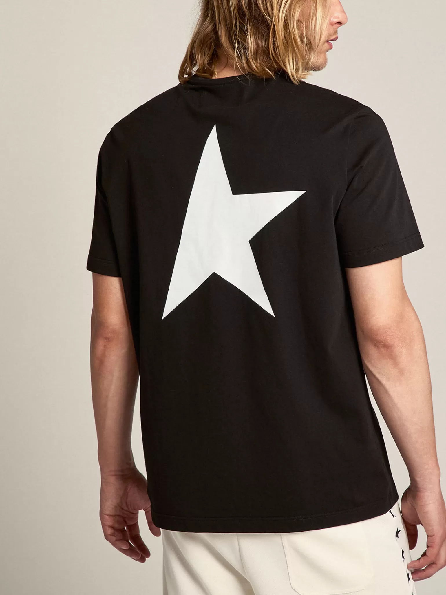 Shop Camiseta masculina preta com logo e estrela brancos em contraste Camisetas