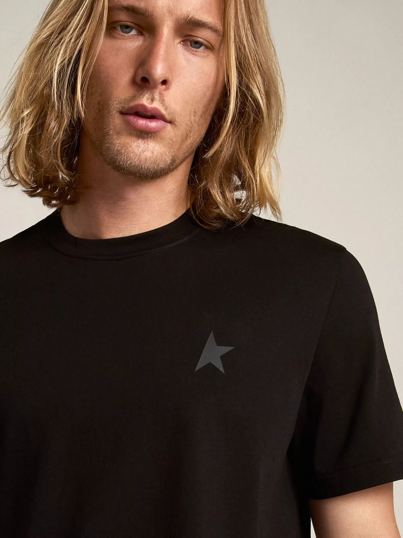 Sale Camiseta preta Coleção Star com estrela tom sobre tom na frente Camisetas