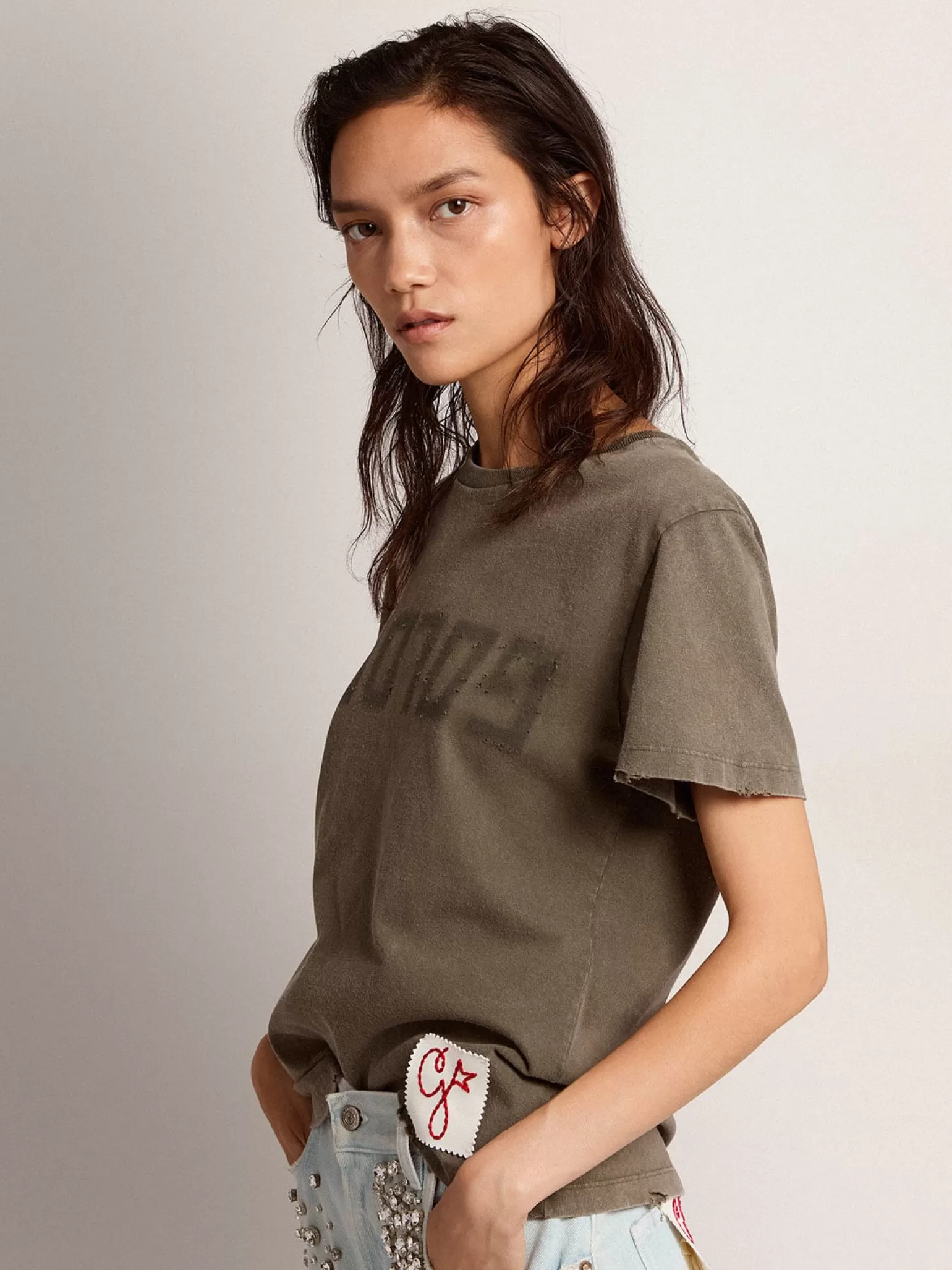 Shop Camiseta verde-oliva de caimento reto com a inscrição Golden na frente MULHER Camisetas