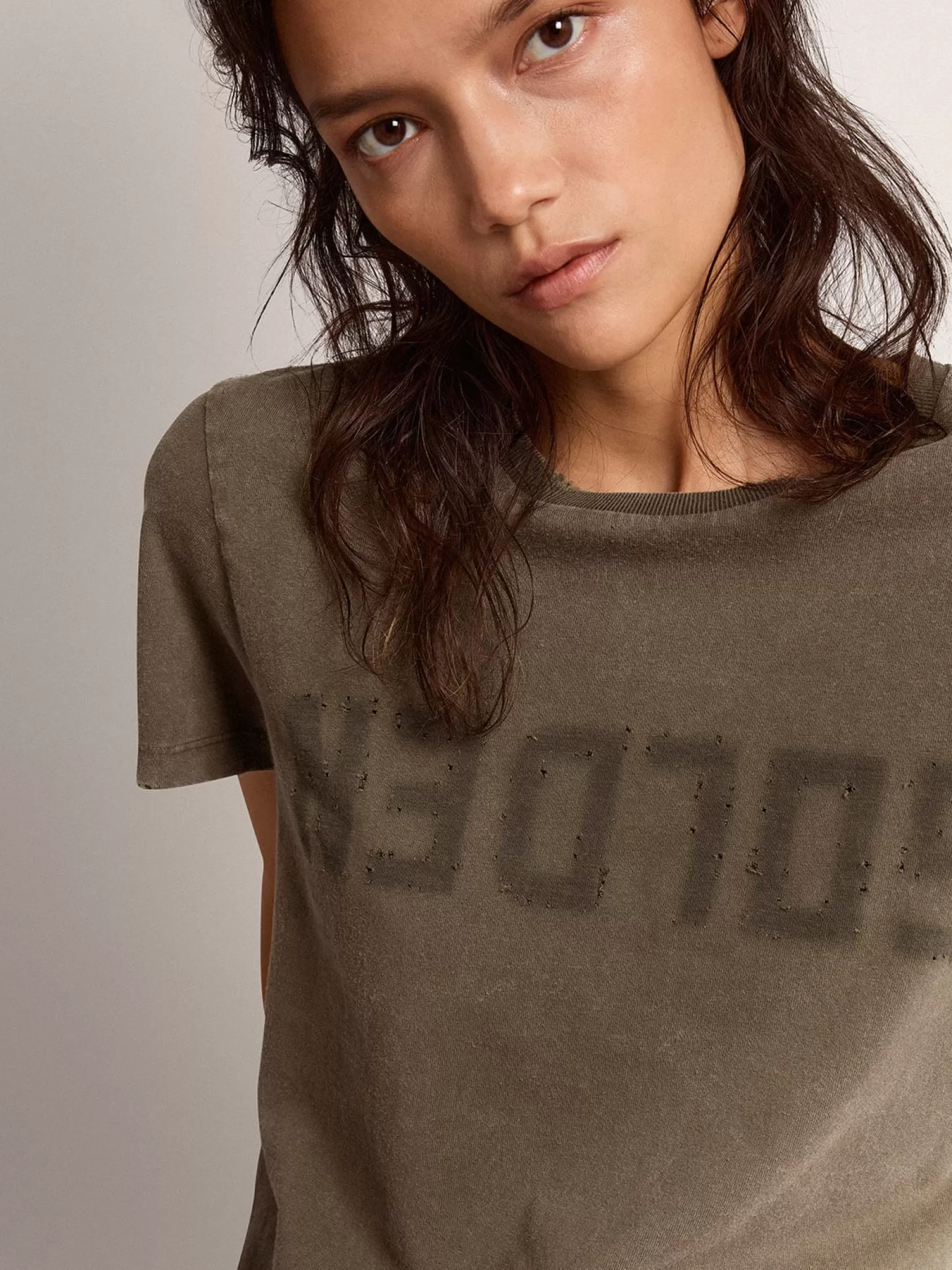 Shop Camiseta verde-oliva de caimento reto com a inscrição Golden na frente MULHER Camisetas