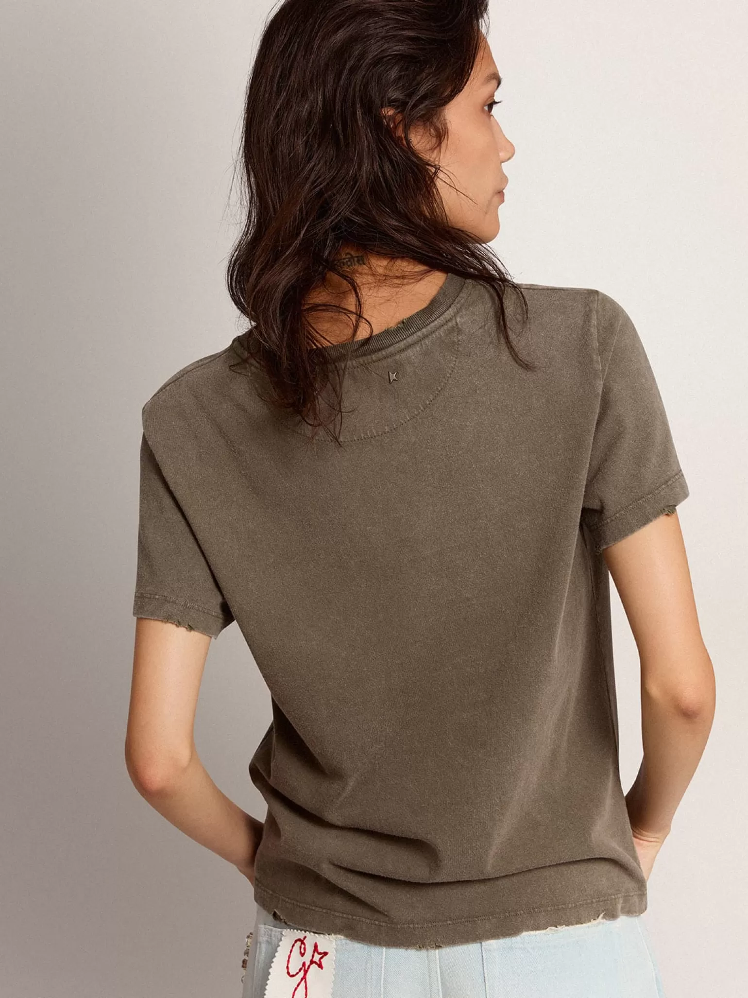 Shop Camiseta verde-oliva de caimento reto com a inscrição Golden na frente MULHER Camisetas