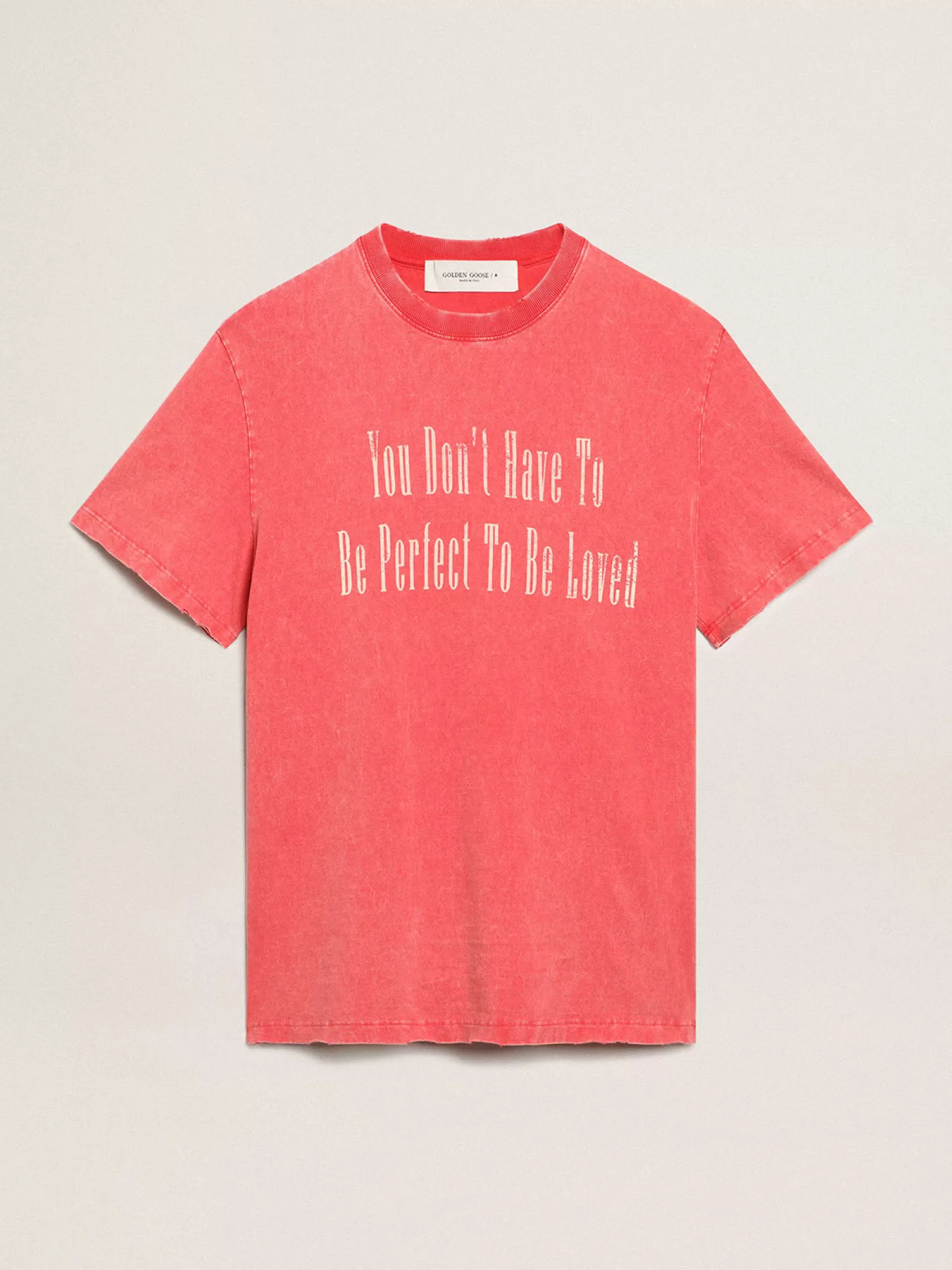 Shop Camiseta vermelha com escrita estampada na cor cru Camisetas