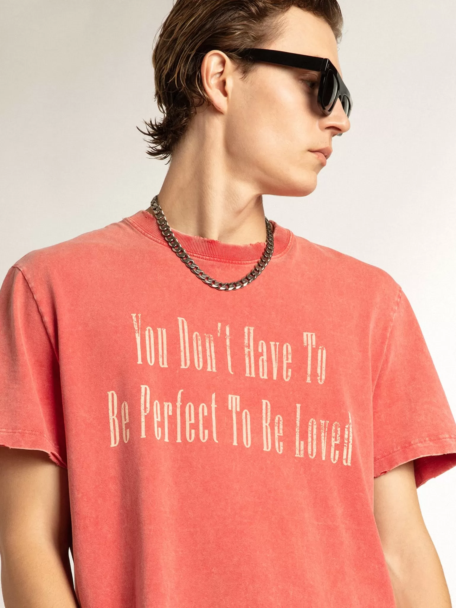 Shop Camiseta vermelha com escrita estampada na cor cru Camisetas