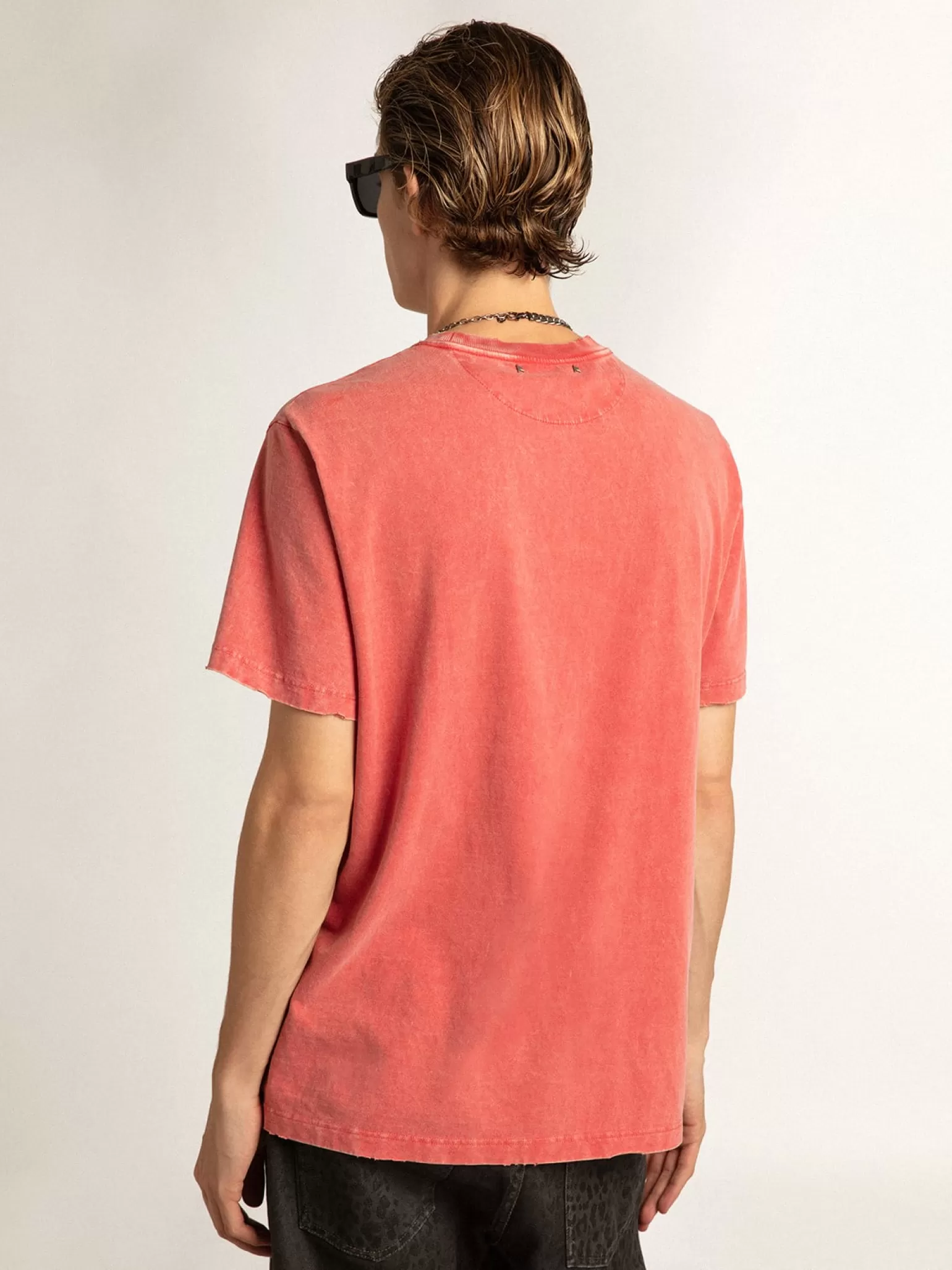 Shop Camiseta vermelha com escrita estampada na cor cru Camisetas