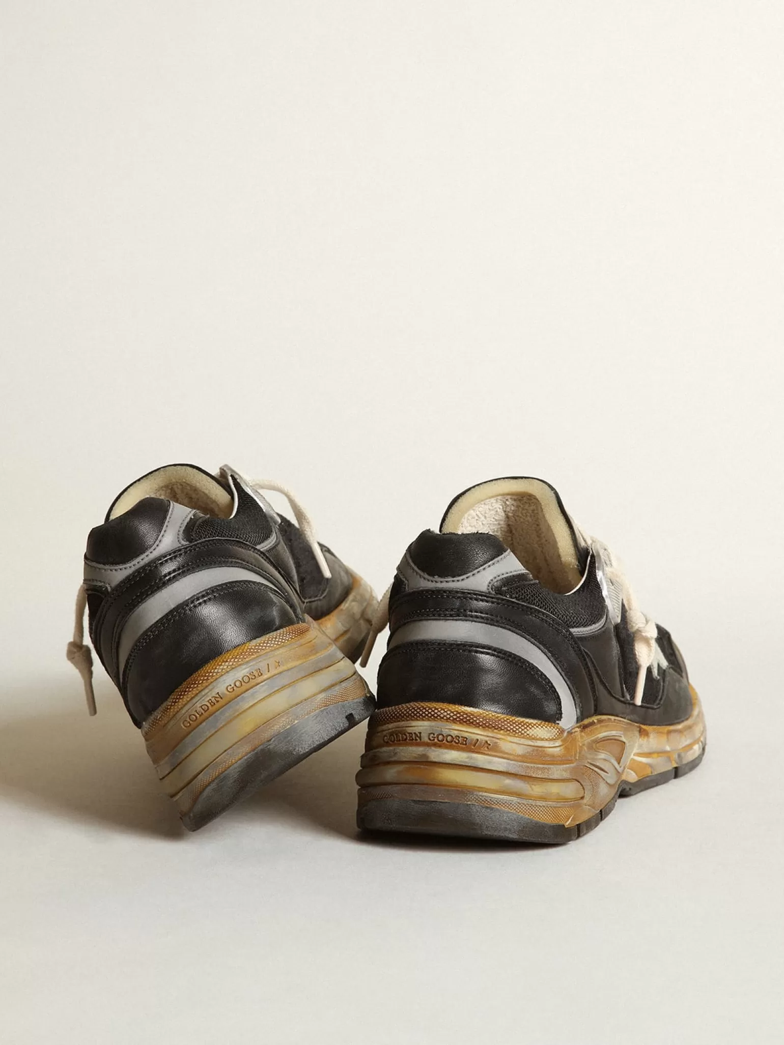 Shop Dad-Star feminino de tela e napa pretas com estrela cor gelo MULHER Dad-Star