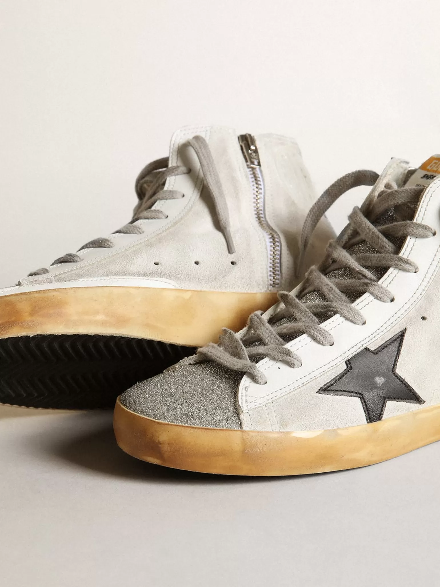 Shop Francy feminino de suede branco com estrela de couro preto MULHER Francy