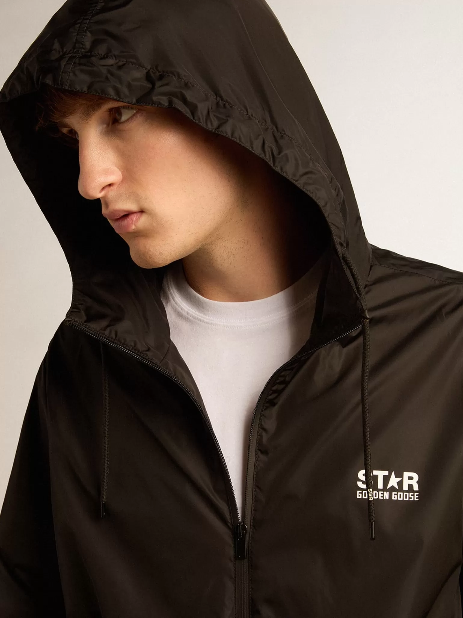 Outlet Jaqueta corta-vento masculina com logo e estrela brancos em contraste Casacos e blusões