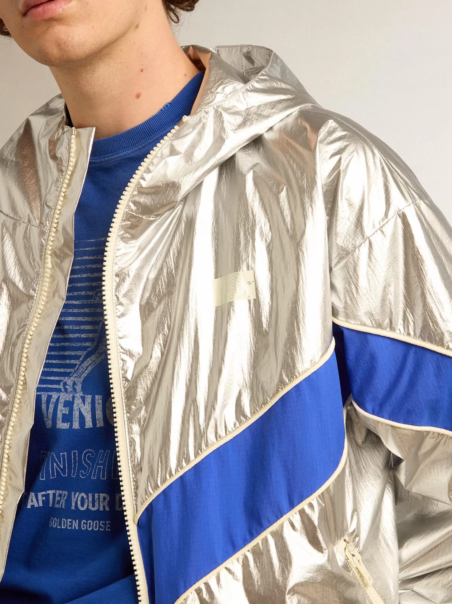 Shop Jaqueta corta-vento masculina de tecido técnico prateado Casacos e blusões