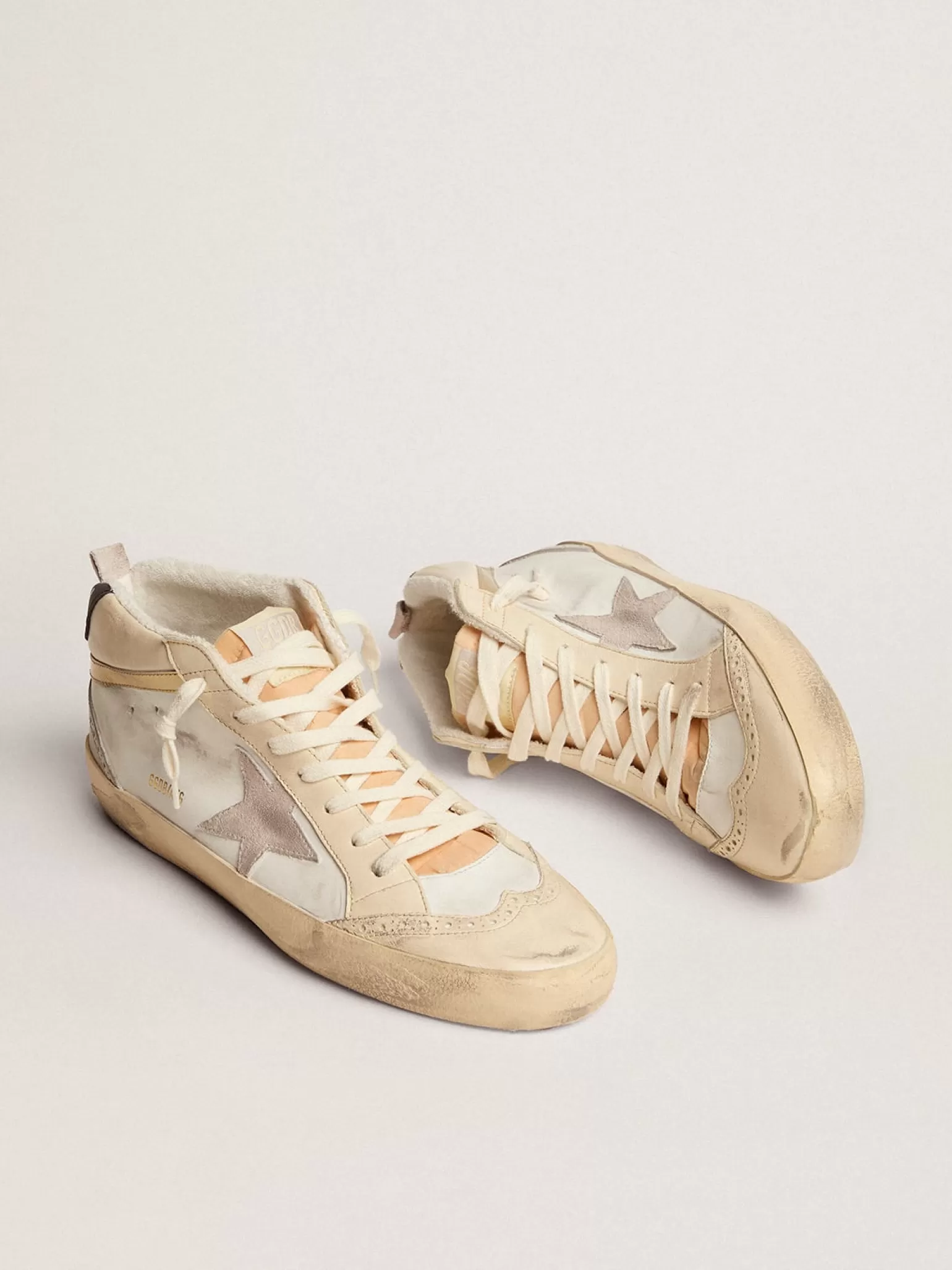 Online Mid Star Masculino com estrela de suede cinza claro e lista dourada Mid Star