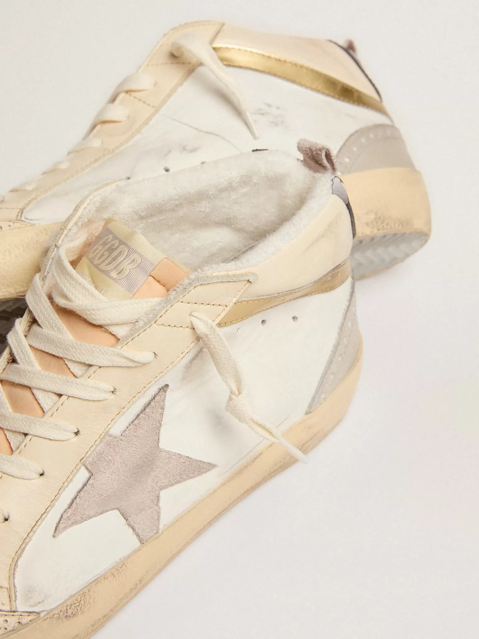 Online Mid Star Masculino com estrela de suede cinza claro e lista dourada Mid Star