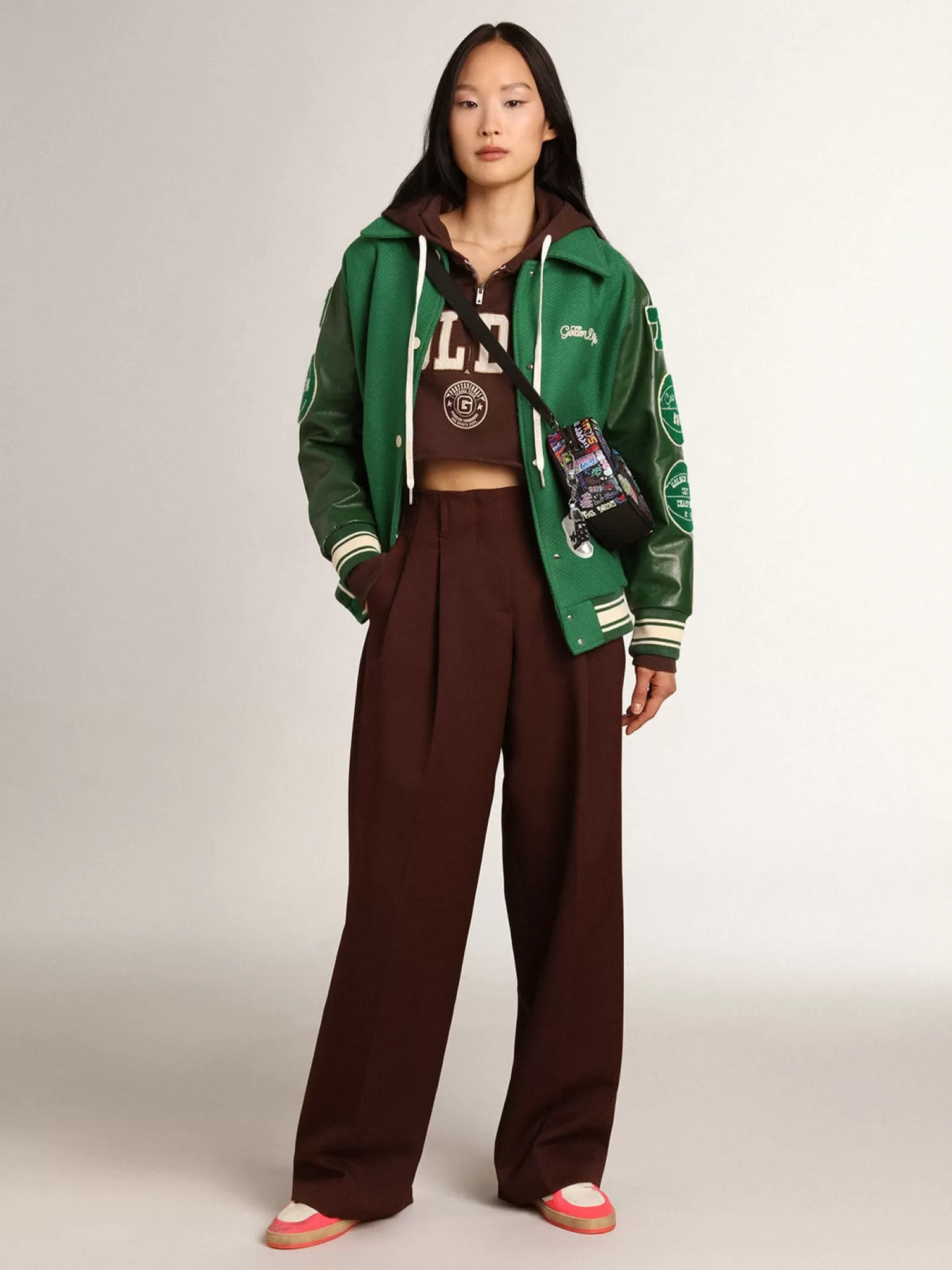 Sale Moletom cropped com capuz Coleção Journey na cor marrom castanha com inscrição Golden branca em contraste MULHER Moletons