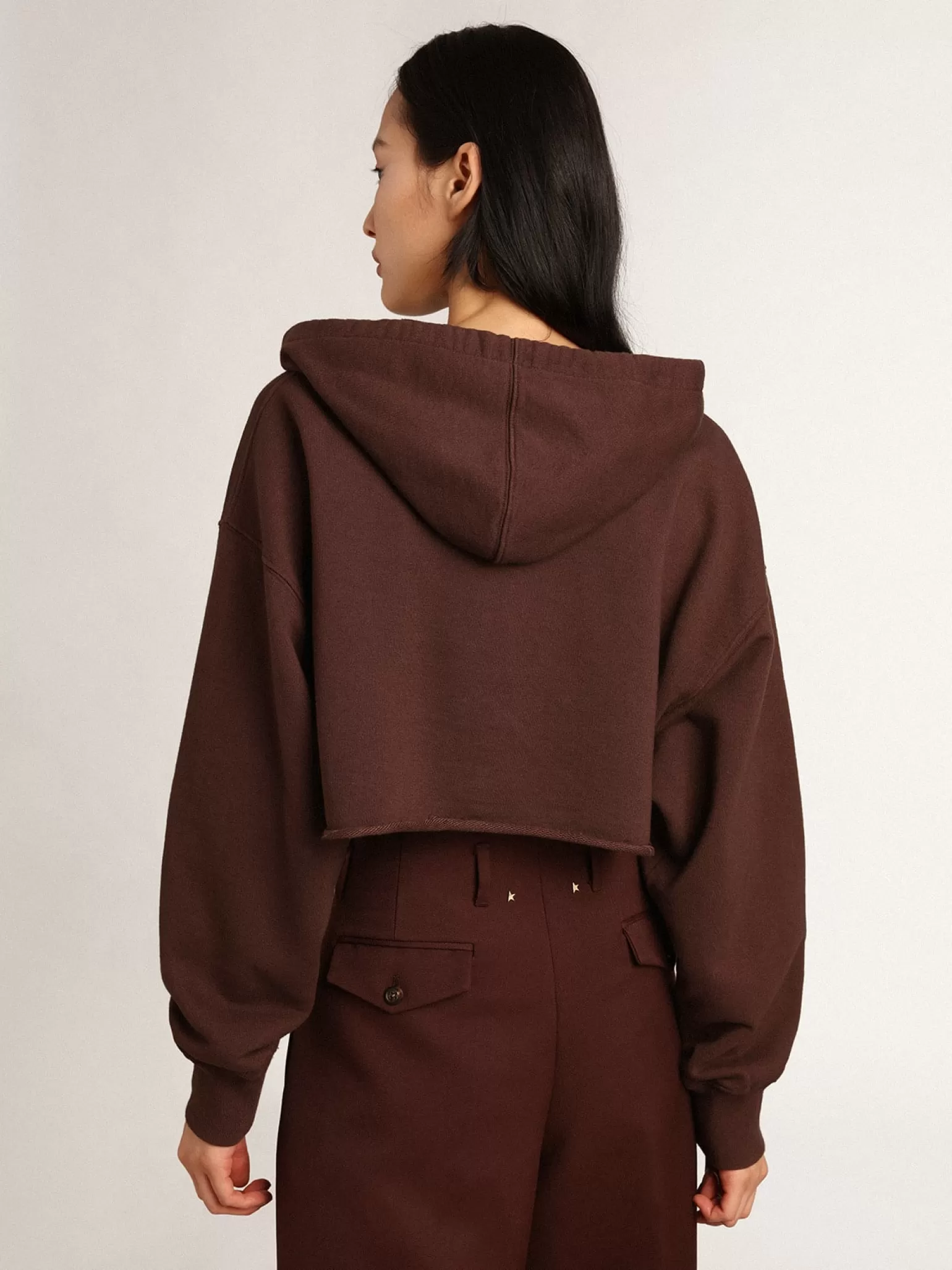 Sale Moletom cropped com capuz Coleção Journey na cor marrom castanha com inscrição Golden branca em contraste MULHER Moletons