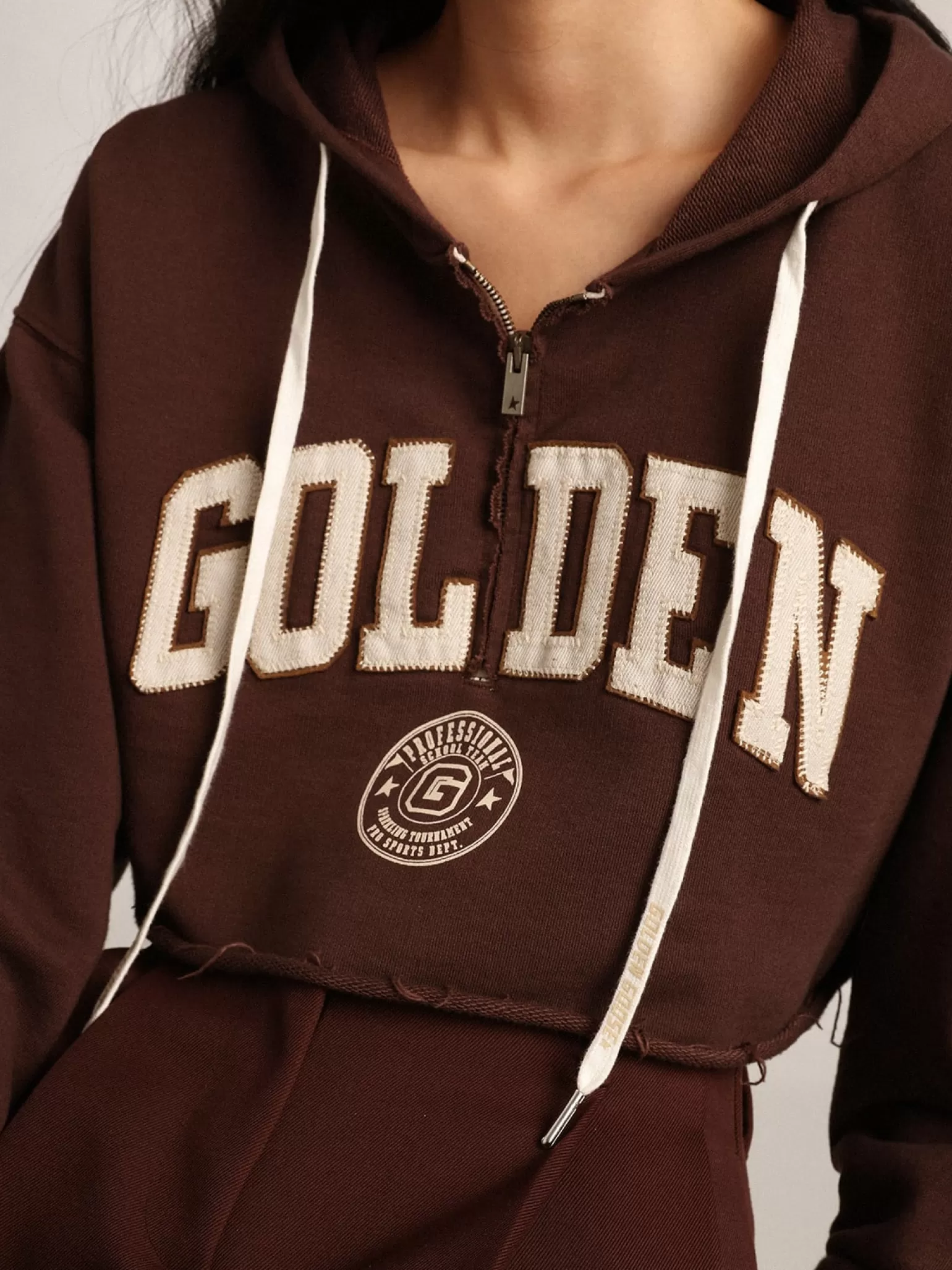 Sale Moletom cropped com capuz Coleção Journey na cor marrom castanha com inscrição Golden branca em contraste MULHER Moletons