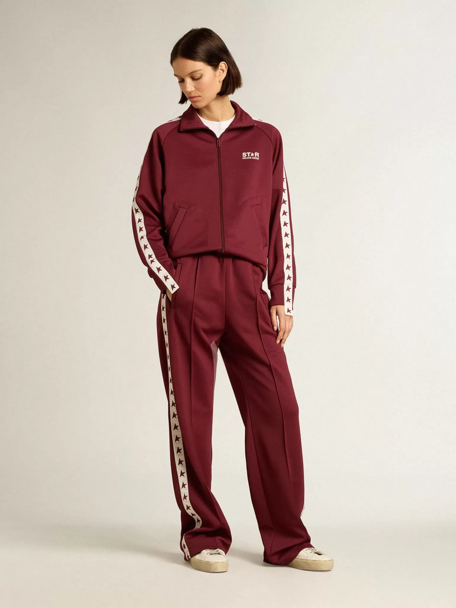 Fashion Moletom feminino bordô com zíper, faixa branca e estrelas em contraste MULHER Moletons