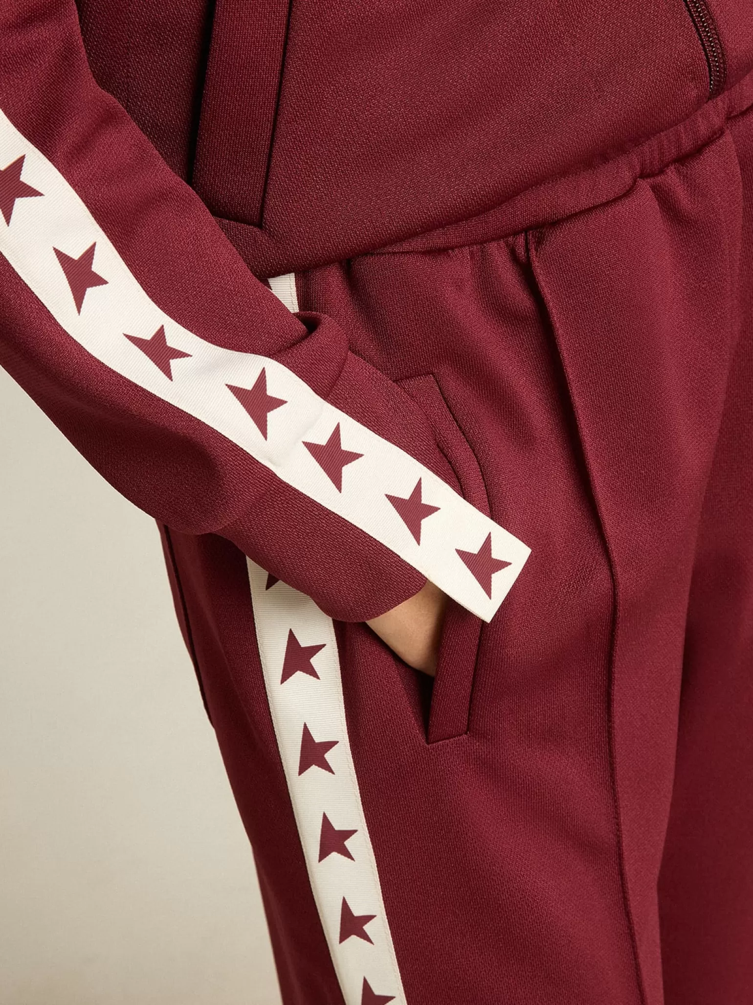 Fashion Moletom feminino bordô com zíper, faixa branca e estrelas em contraste MULHER Moletons
