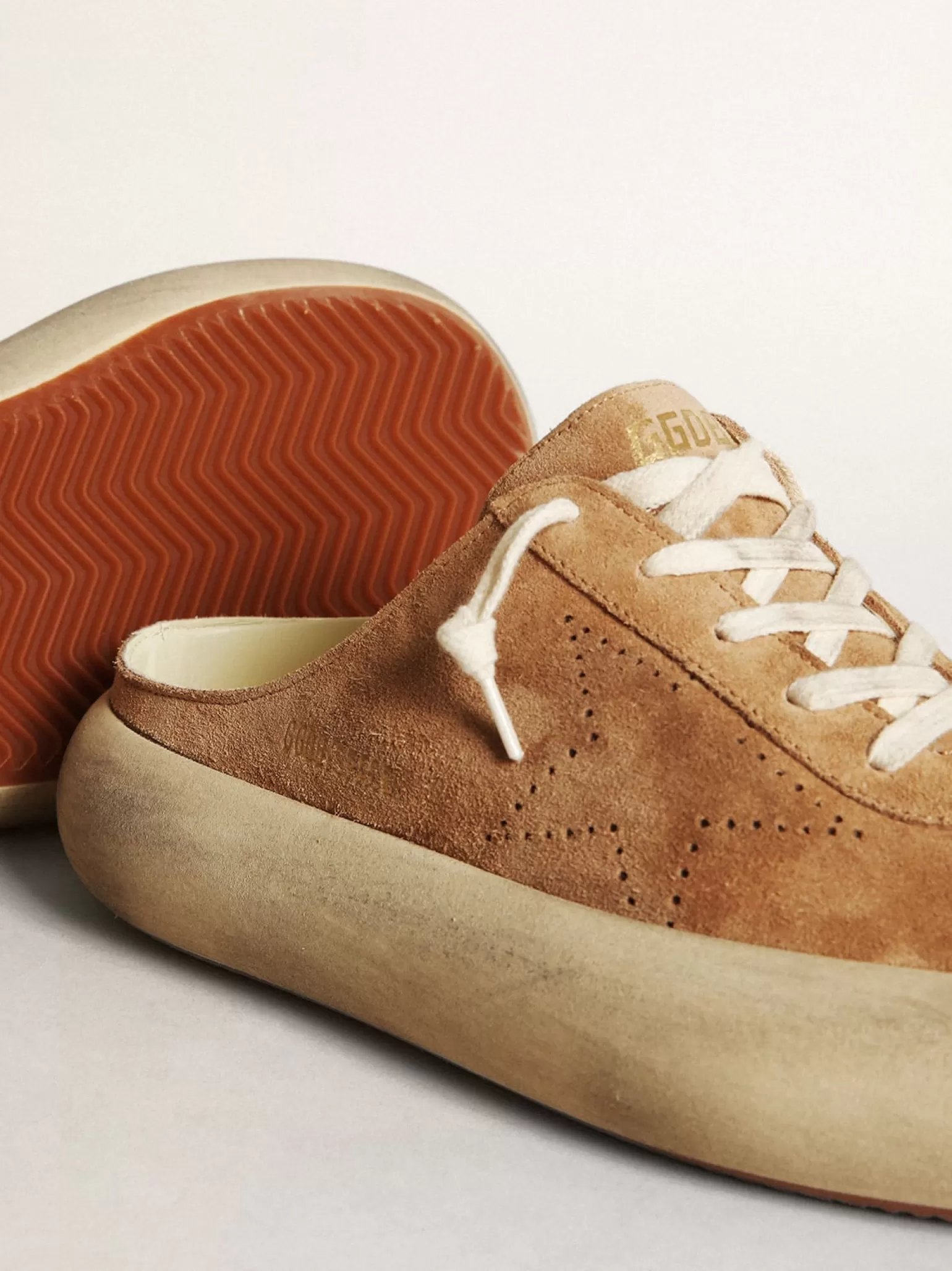 Clearance Mule Space-Star feminino de suede cor tabaco com estrela perfurada MULHER Space-Star