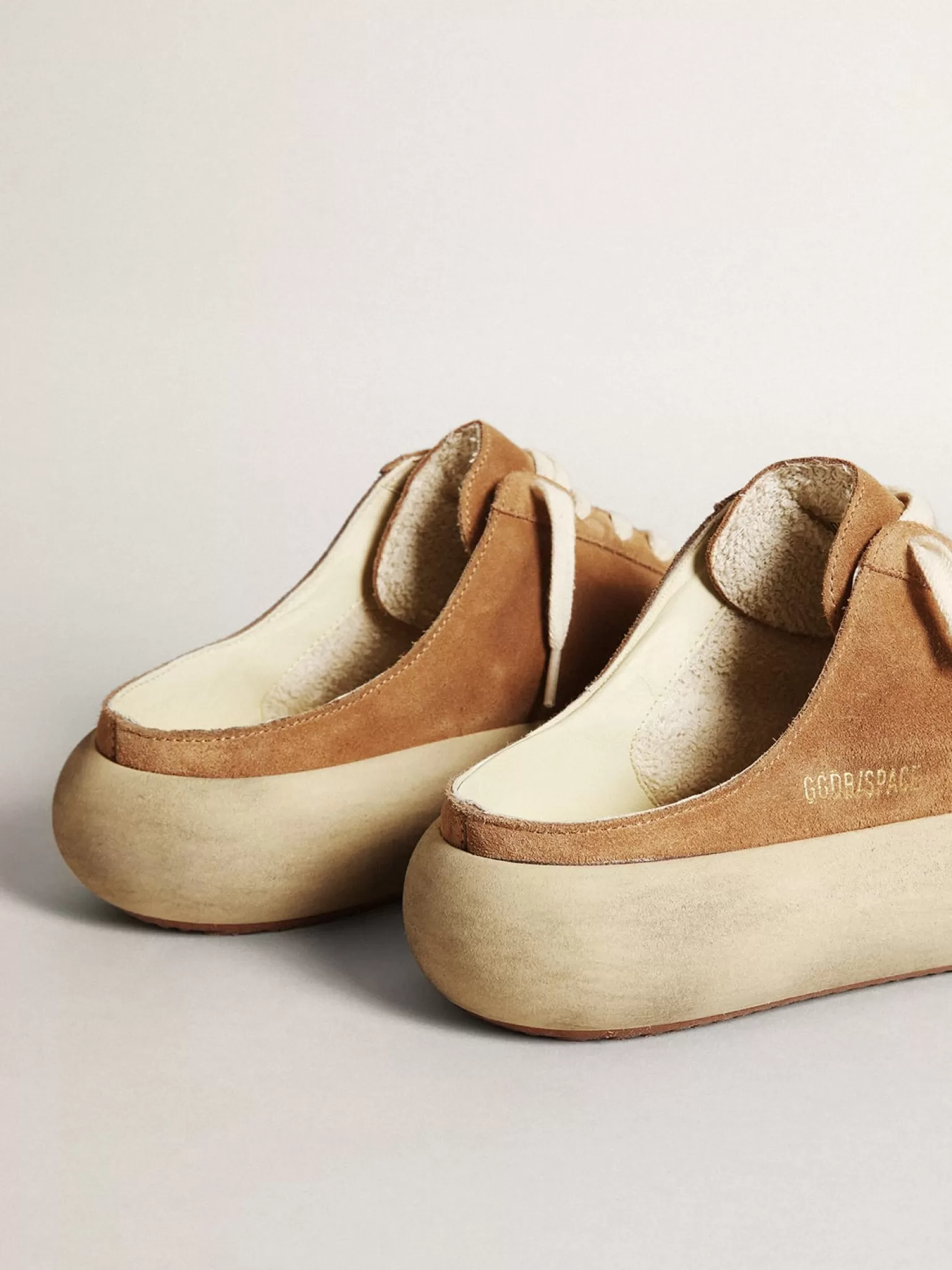 Clearance Mule Space-Star feminino de suede cor tabaco com estrela perfurada MULHER Space-Star