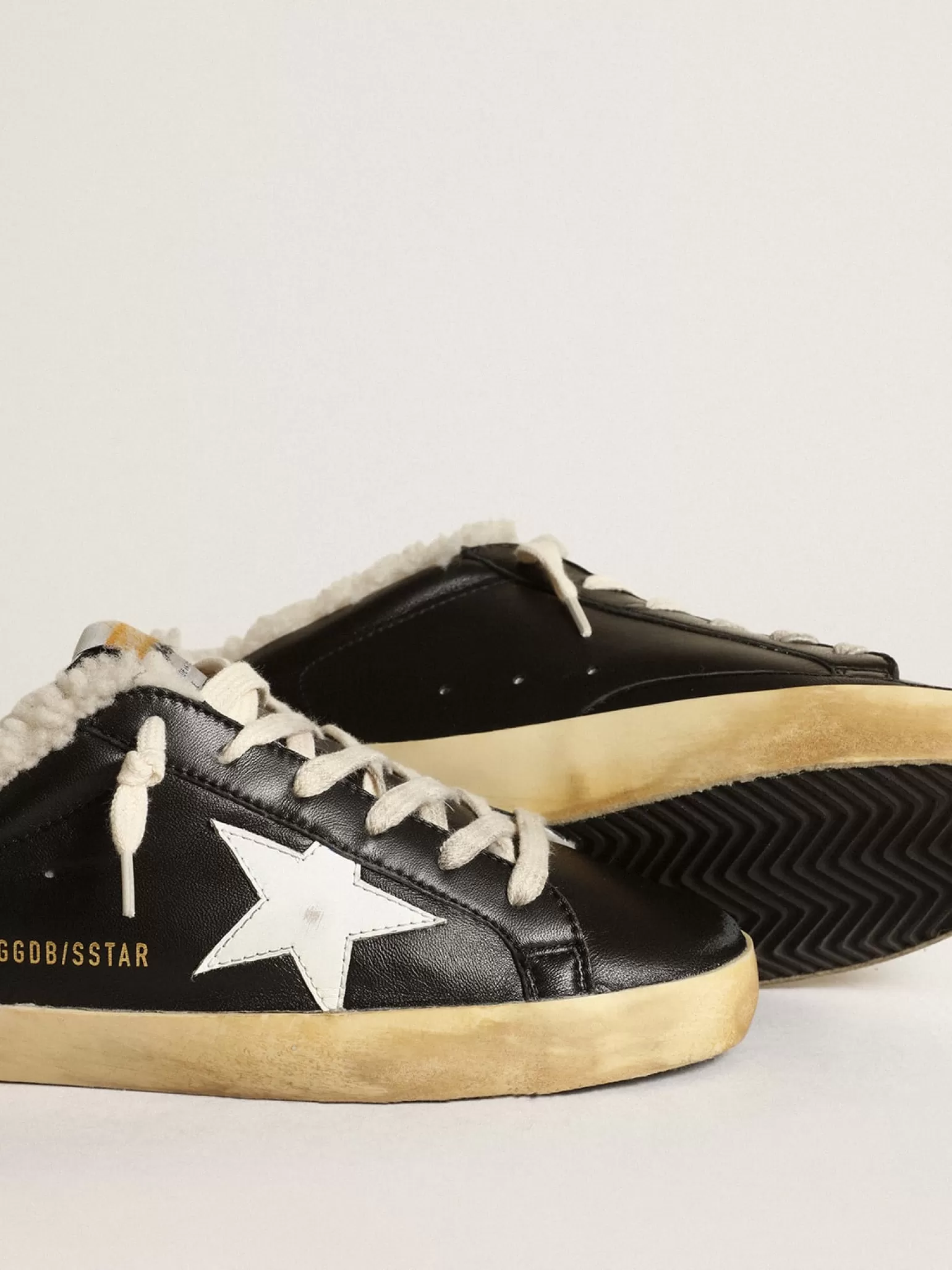 New Mule Super-Star de napa preta com estrela de couro branco e forro de shearling bege MULHER Super-Star Sabot
