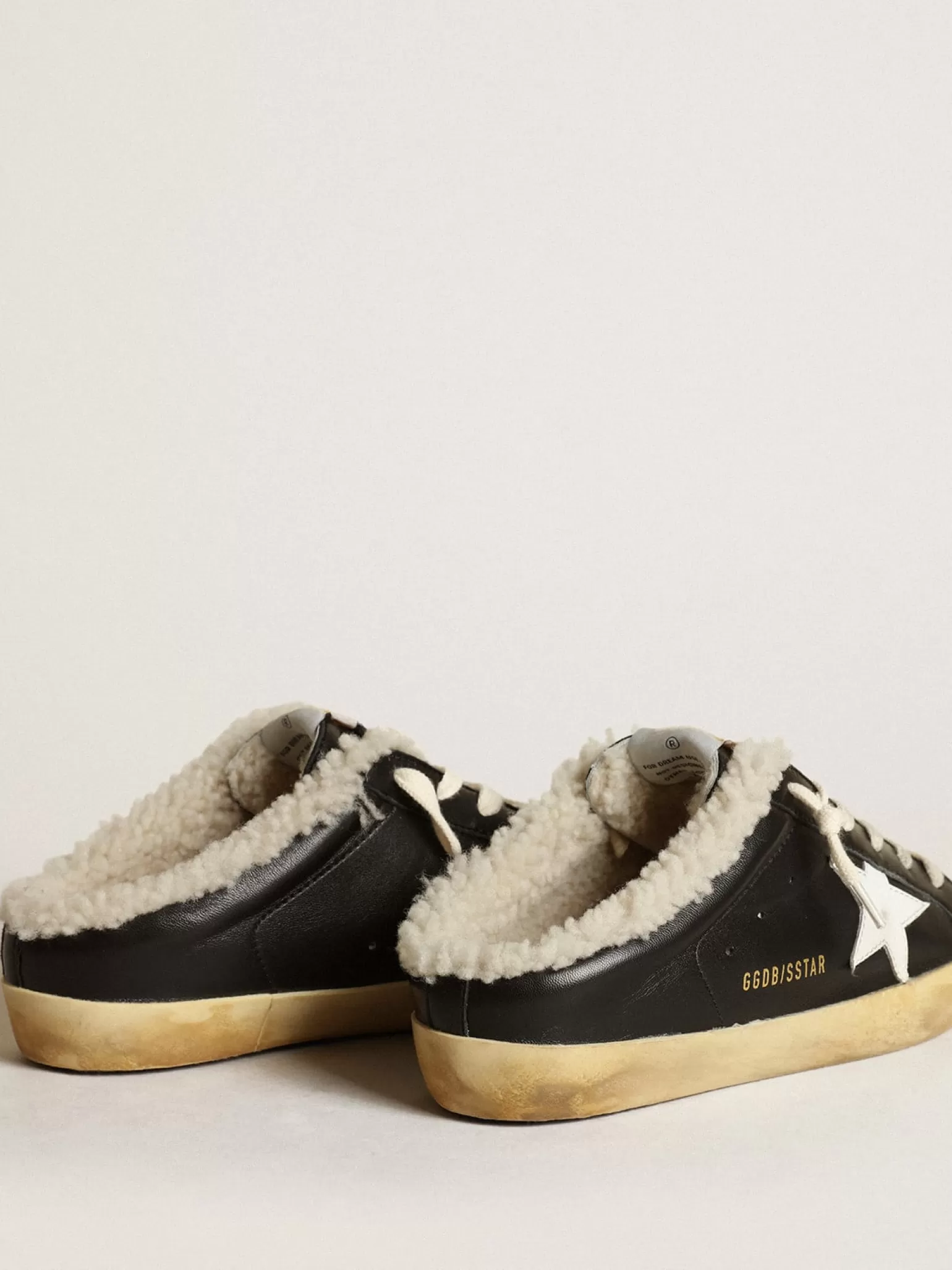 New Mule Super-Star de napa preta com estrela de couro branco e forro de shearling bege MULHER Super-Star Sabot