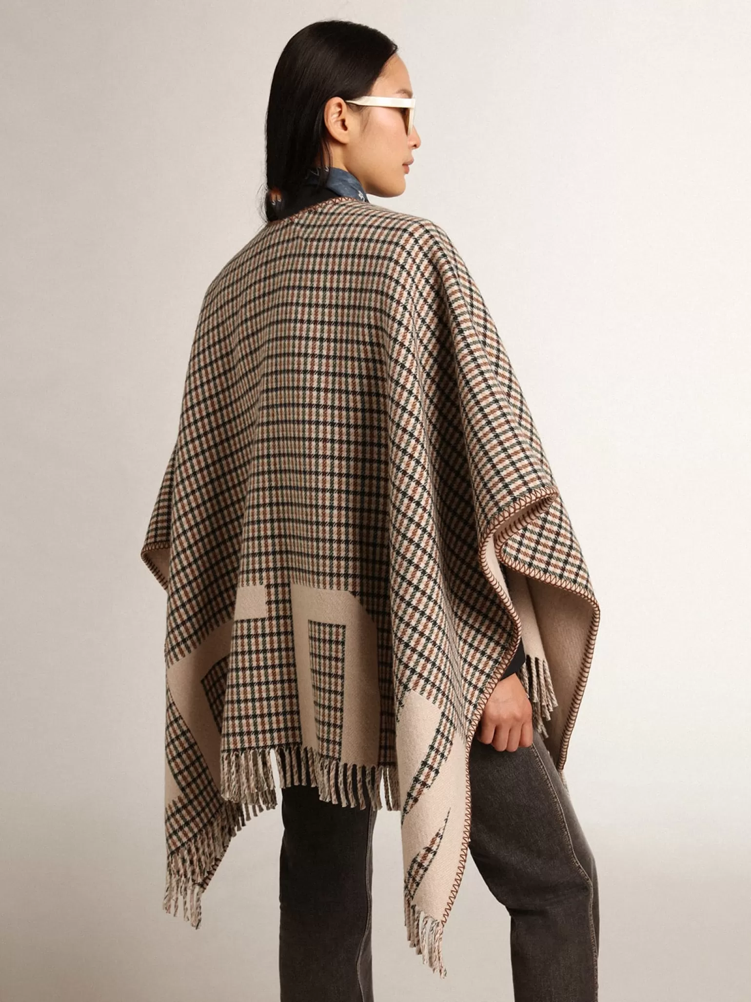 Cheap Poncho de lã dupla face na cor creme com estampa xadrez e inscrição MULHER Malhas | Malhas