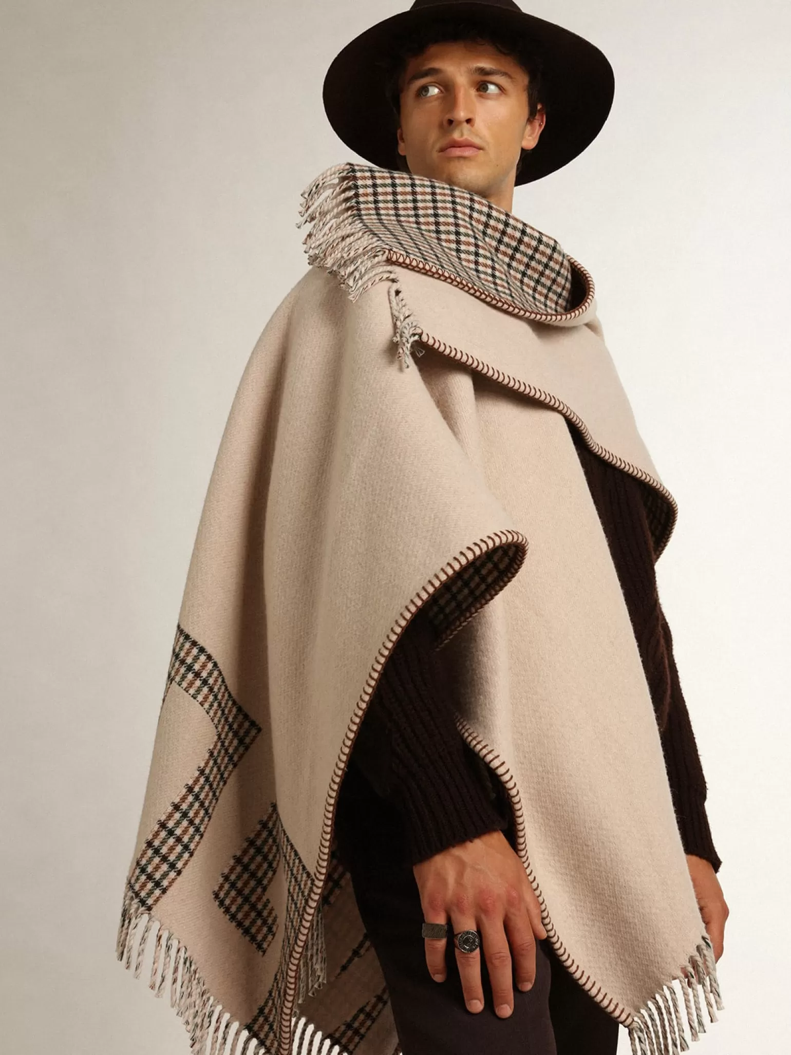 Cheap Poncho de lã dupla face na cor creme com estampa xadrez e inscrição MULHER Malhas | Malhas