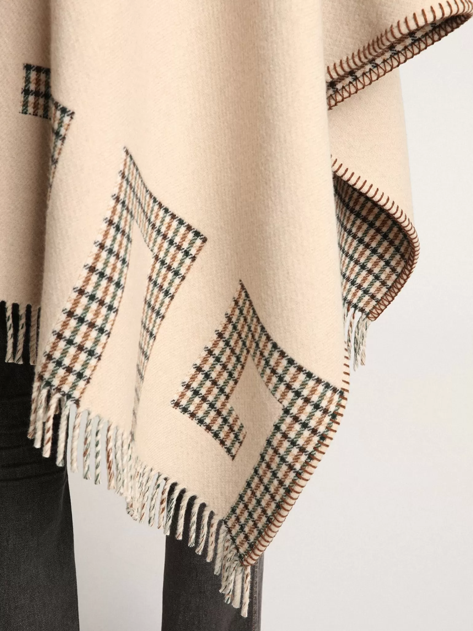 Cheap Poncho de lã dupla face na cor creme com estampa xadrez e inscrição MULHER Malhas | Malhas