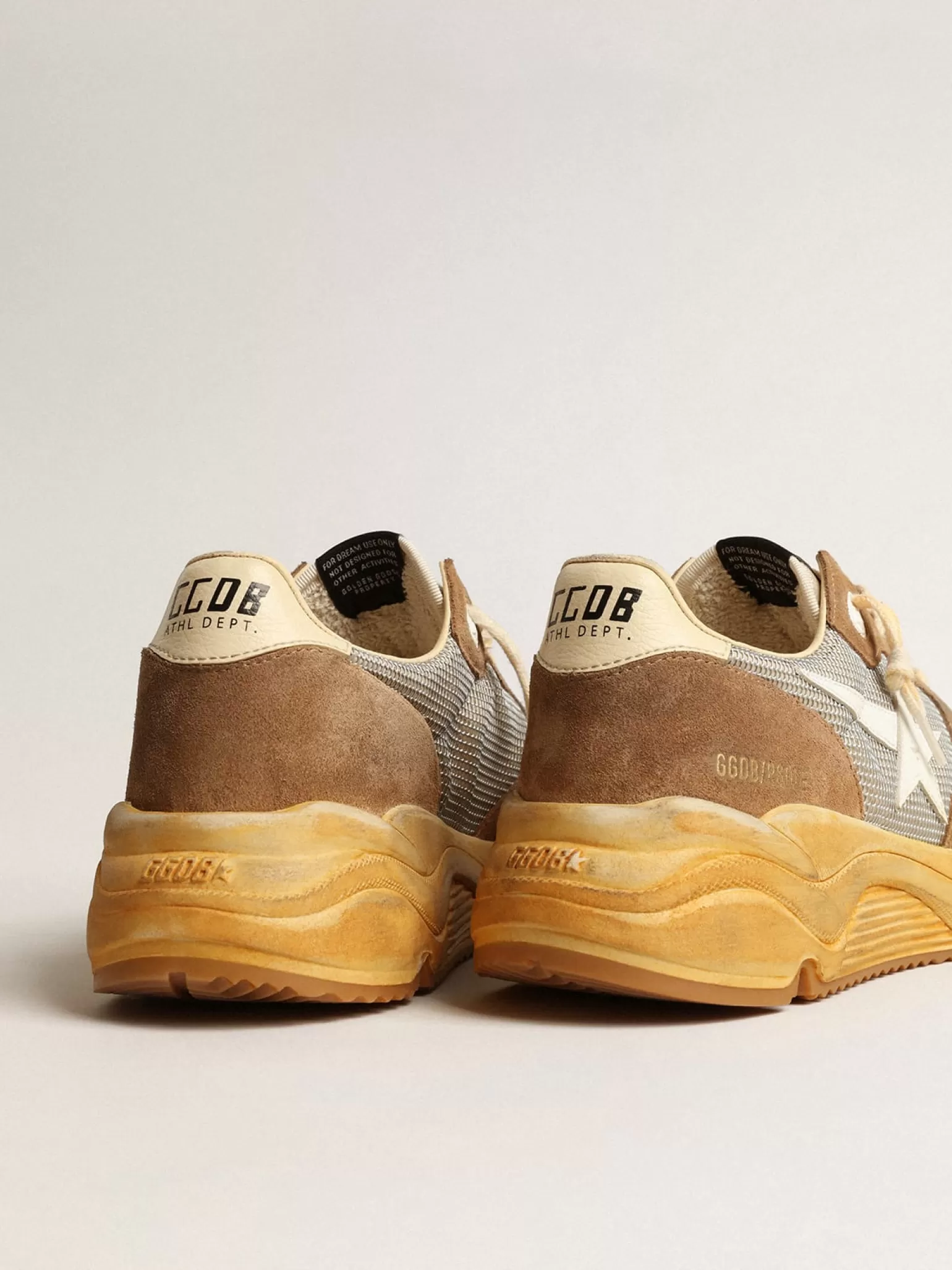 Discount Running Sole de tela prateada e suede cor tabaco com estrela branca Running Sole