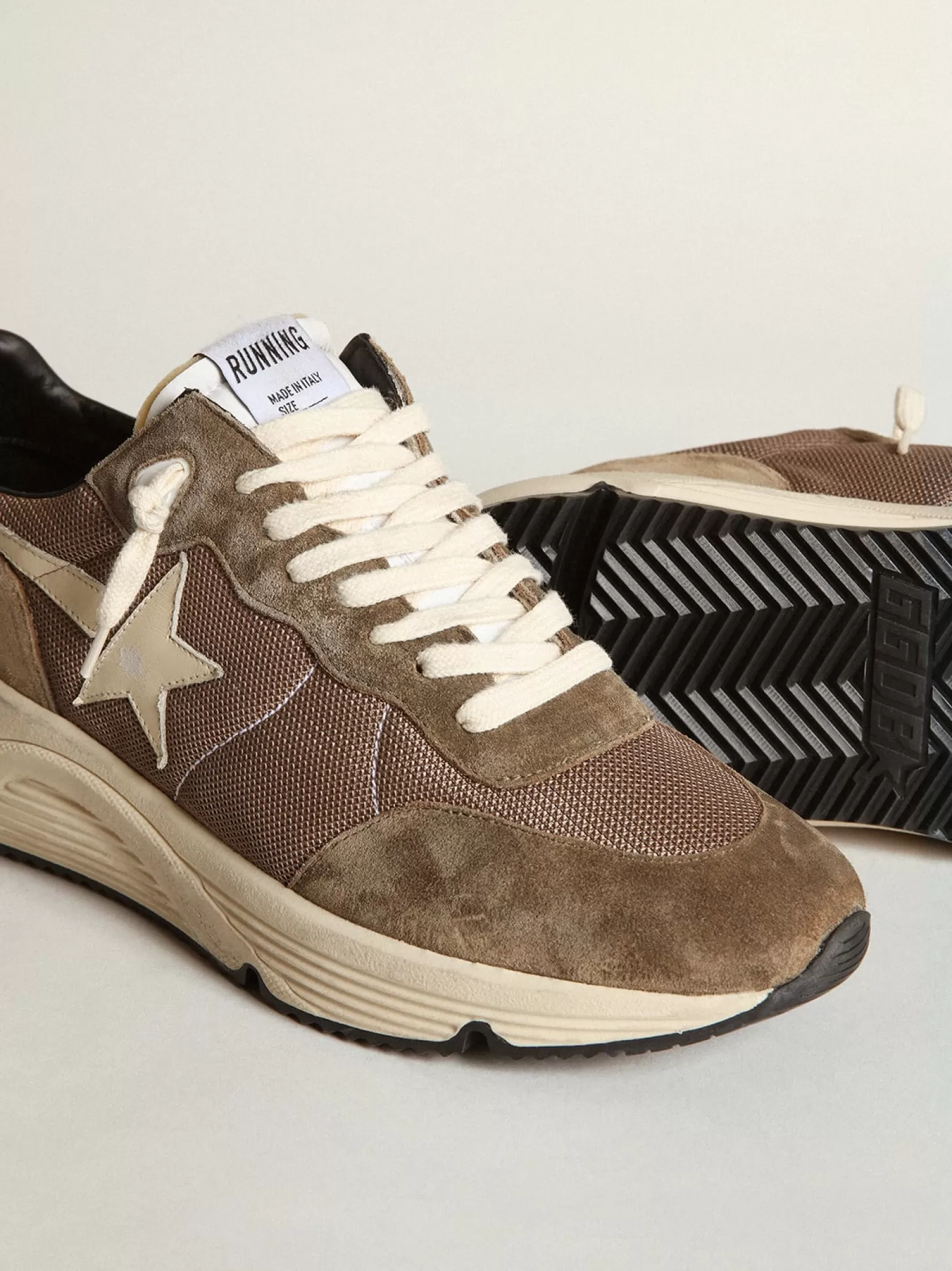 New Running Sole masculino de tela verde-oliva e couro com estrela creme Running Sole