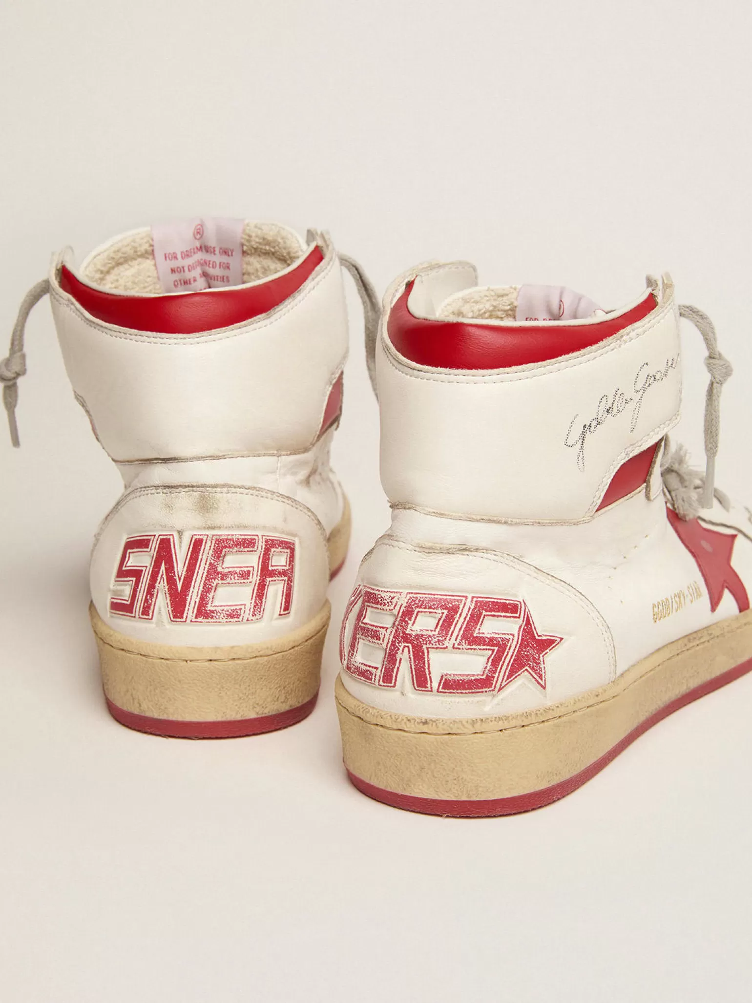 Store Sky-Star feminino de napa branca com estrela e talão vermelhos MULHER Sky-Star