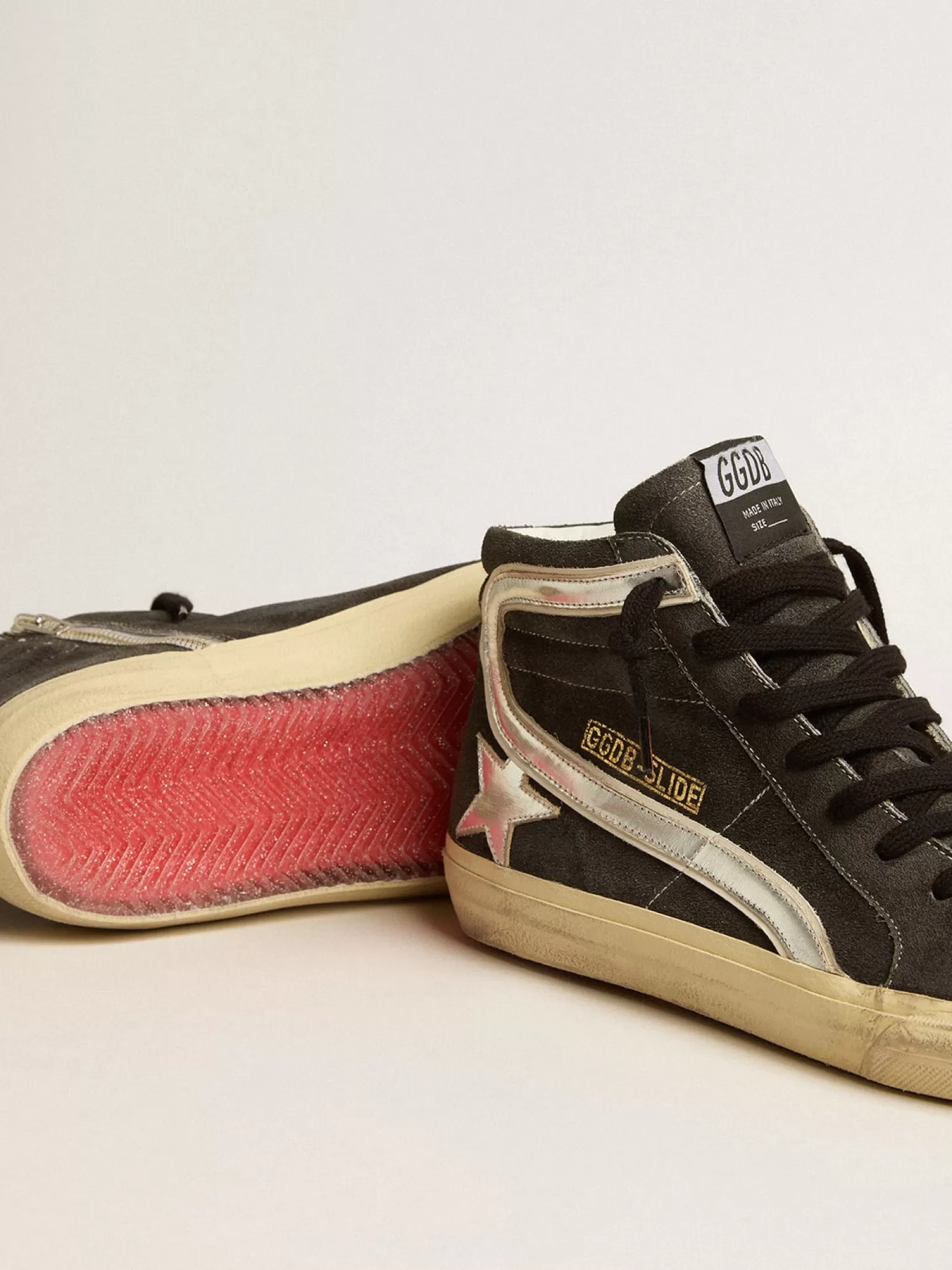 Clearance Slide de suede preto com estrela e lista de couro metálico prateado Slide