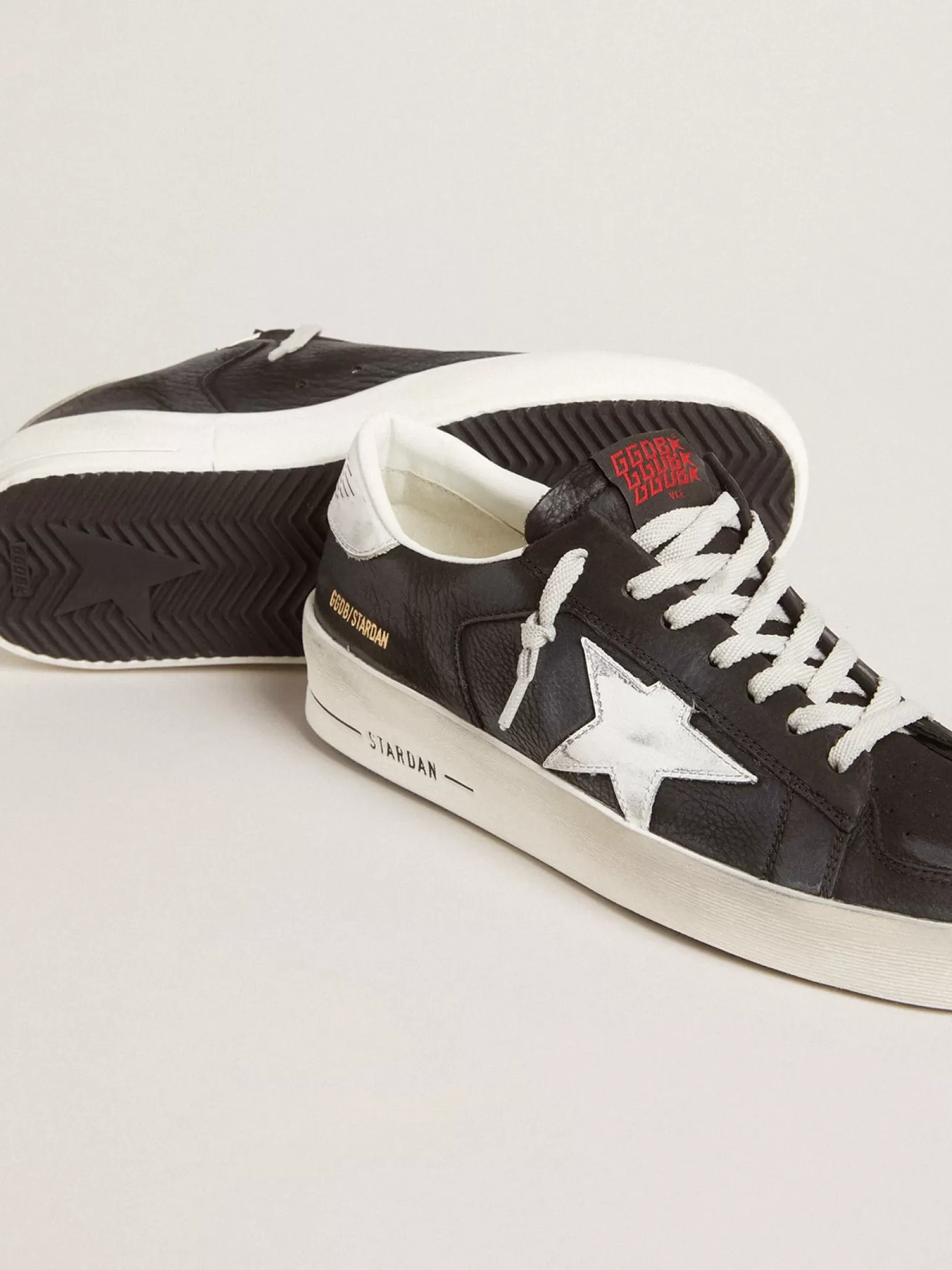 Store Stardan de nubuk e tela pretos com estrela e talão de couro cinza Stardan