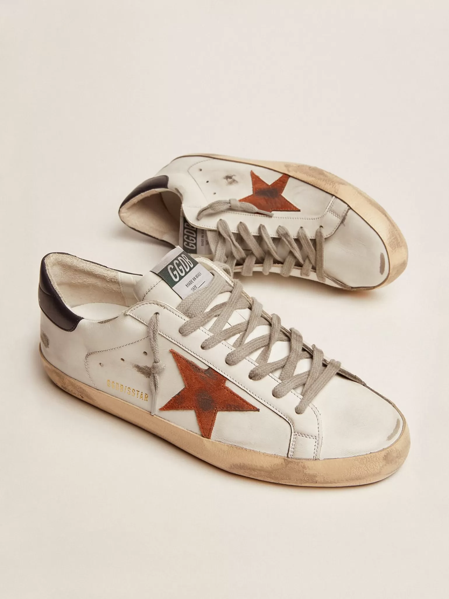 Shop Super-Star com estrela de suede laranja e talão de couro azul-escuro Super-Star