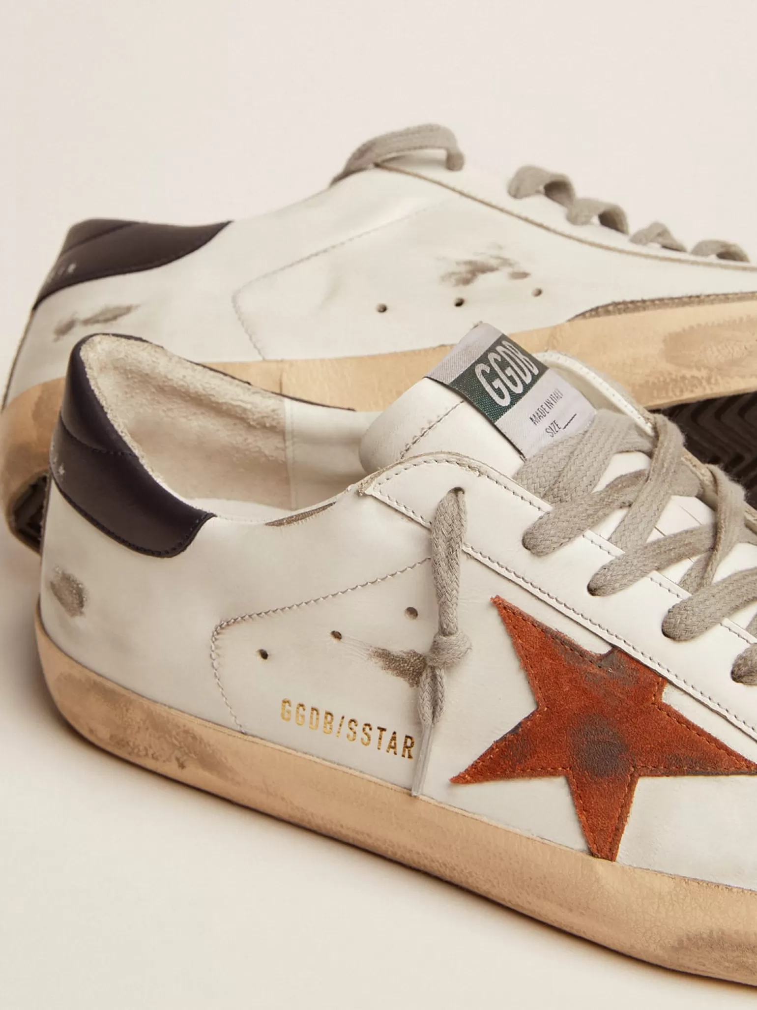 Shop Super-Star com estrela de suede laranja e talão de couro azul-escuro Super-Star