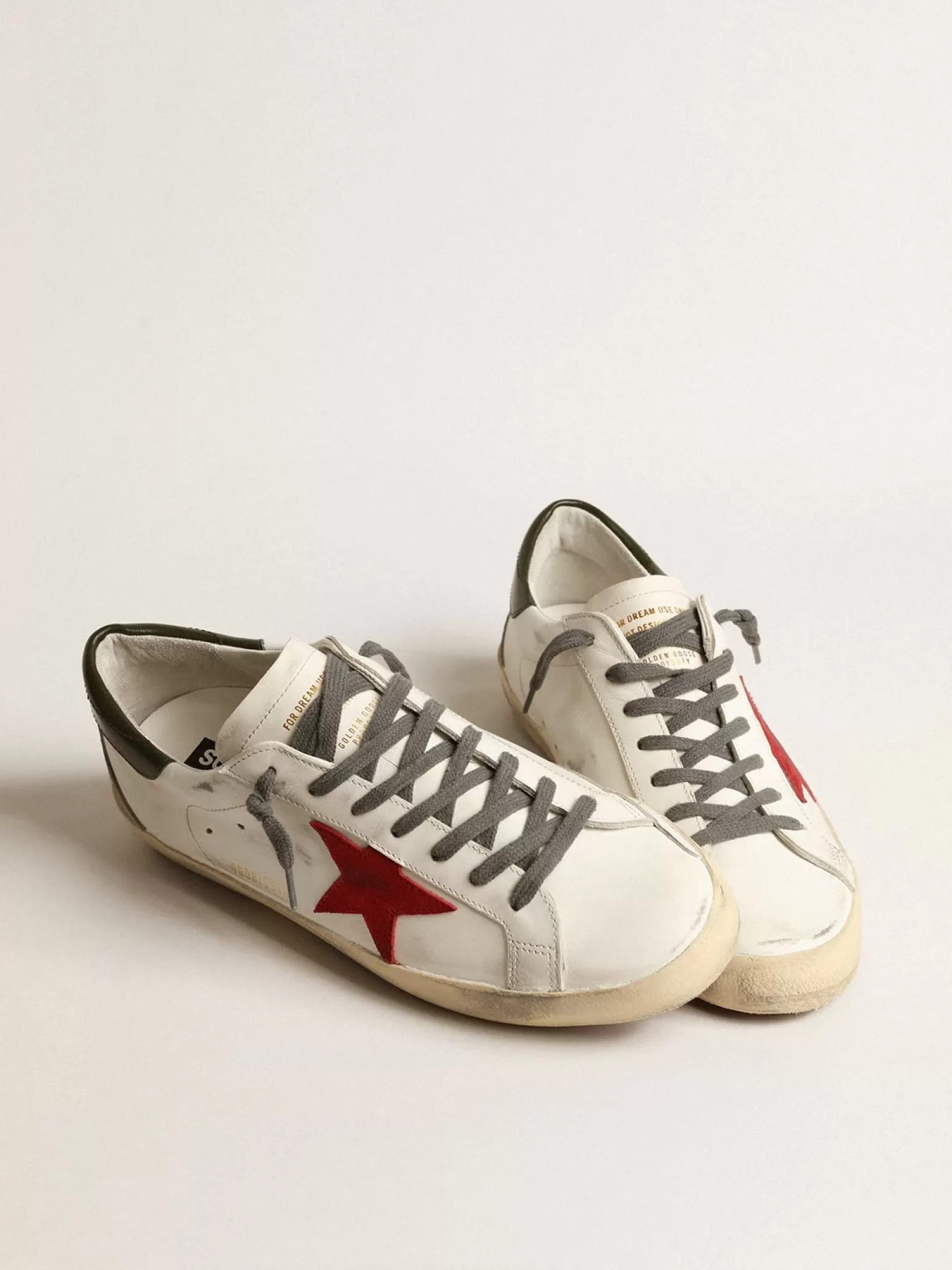 Store Super-Star com estrela de suede vermelho e talão de couro verde Super-Star