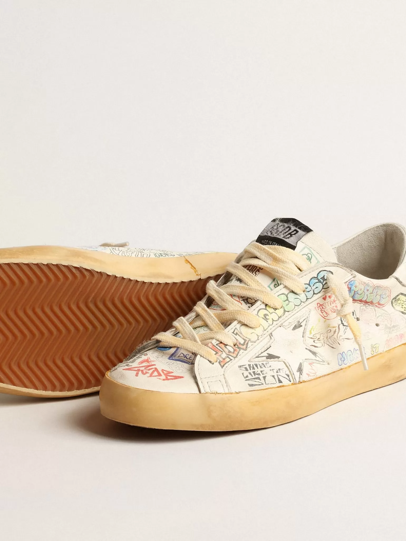 Outlet Super-Star de napa branca com grafites multicoloridos all-over Super-Star