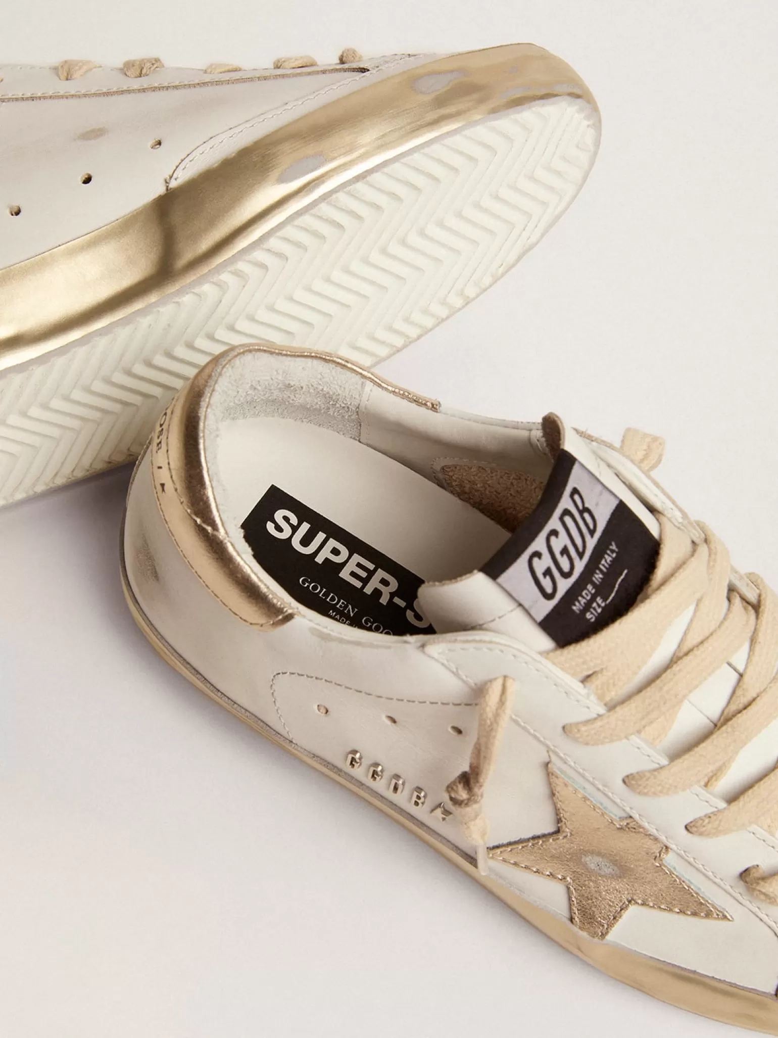 Online Super-Star feminino com reforço dourado brilhante e inscrições de metal MULHER Super-Star