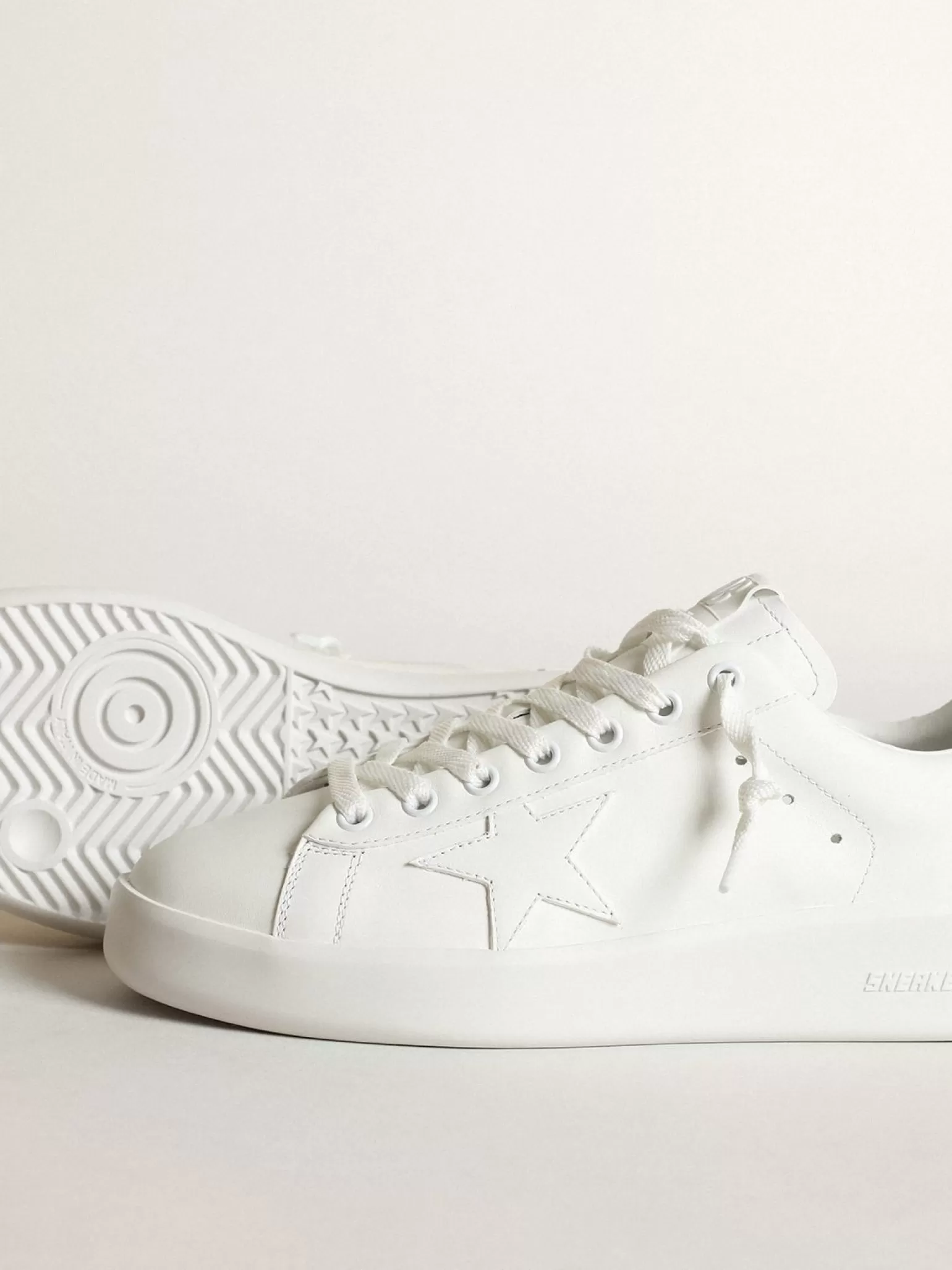 Shop Tênis Purestar de couro branco com estrela tom sobre tom e talão com cristais Swarovski pretos MULHER Purestar