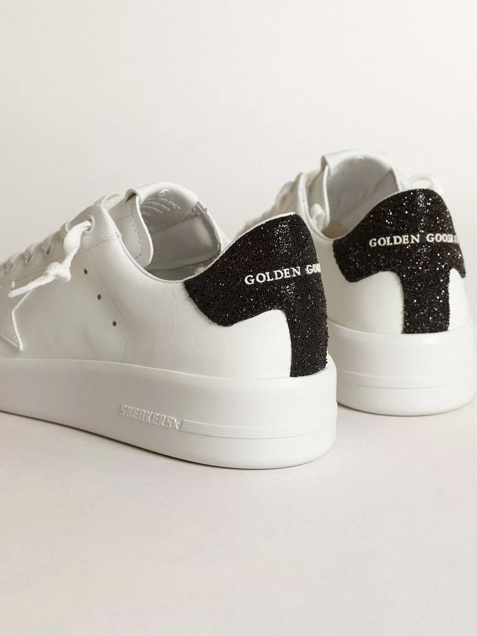 Shop Tênis Purestar de couro branco com estrela tom sobre tom e talão com cristais Swarovski pretos MULHER Purestar