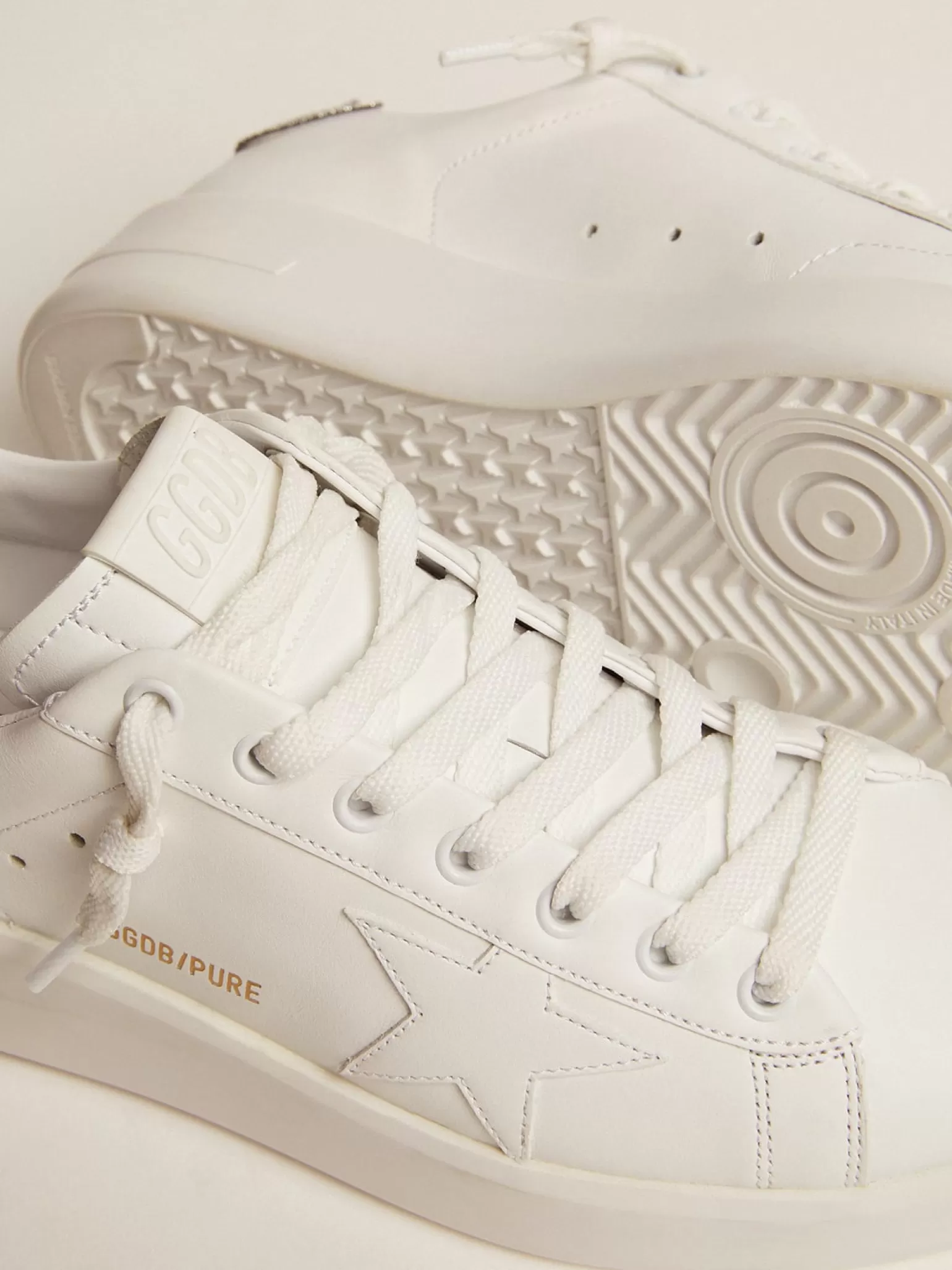 Outlet Tênis Purestar de couro branco com talão de cristais prateados MULHER Purestar
