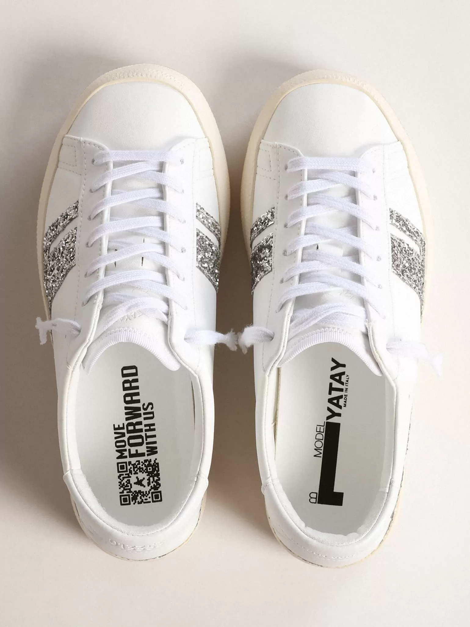 Online Tênis Yatay Model 1B sustentável com cabedal branco realizado em material biobaseado e Y de glitter prateado reciclado MULHER Sustentável | Sustentável