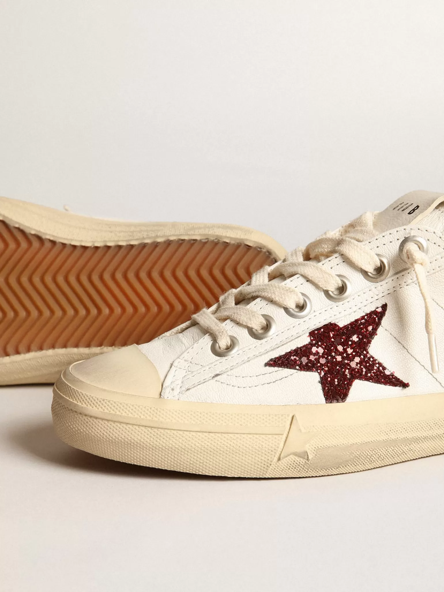 Hot V-Star feminino de napa branca com estrela de glitter vermelho MULHER V-Star